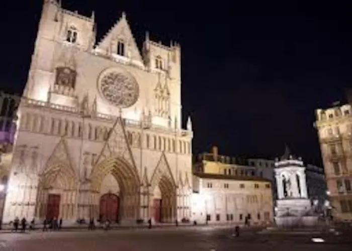 Pepite Rare 8 Personnes Au Coeur Battant Du Vieux Lyon